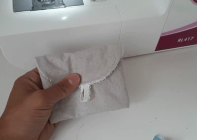 Ajout du lien de fermeture avant de surpiquer le haut de la pochette à savon
