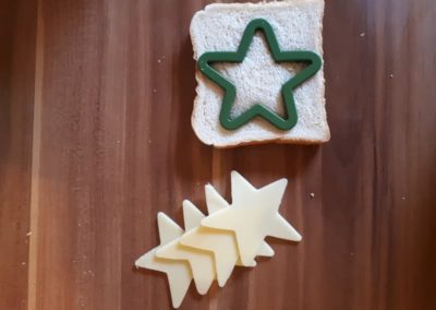 Préparation sandwichs au fromage en forme d'étoiles
