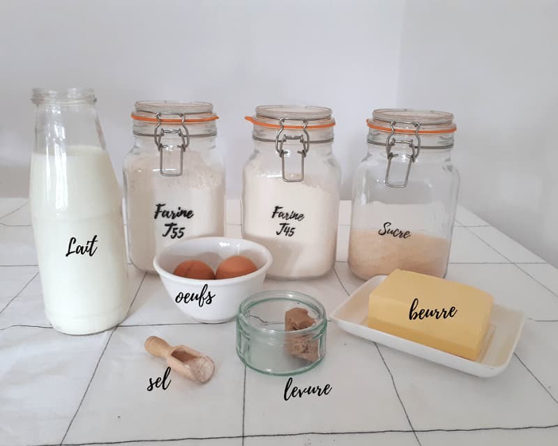 Ingrédients pour des pains au lait maison : farine, sucre, beurre, oeufs levure et lait