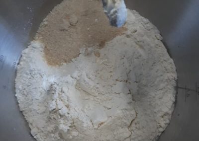 Séparer la levure et le sel pour que les pains au lait gonflent bien