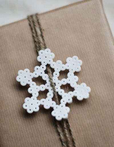 Paquet cadeau avec flocon de neige réalisé en perle hema
