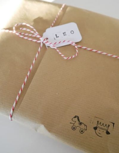 paquet cadeau enfant avec tampons